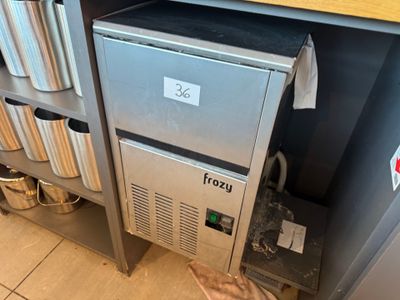 une machine posée par terre à côté d'un comptoir