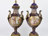 une paire de vases violets et dorés ornés de figures peintes