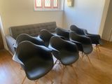 un grand nombre de chaises dans une pièce