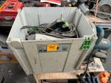 une caisse remplie de matériel électrique posée sur une palette