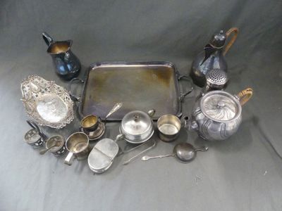 beaucoup d'objets en argent posés sur une table