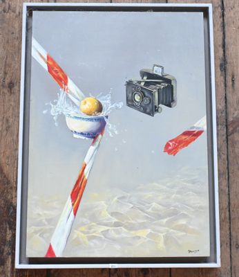 tableau représentant une brosse à dents et une pomme dans un bol, avec un appareil photo