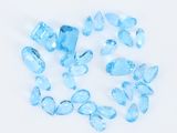 un bouquet de cristaux de topaze bleue sur une surface blanche