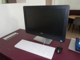 un ordinateur de bureau posé sur une table avec un clavier et une souris