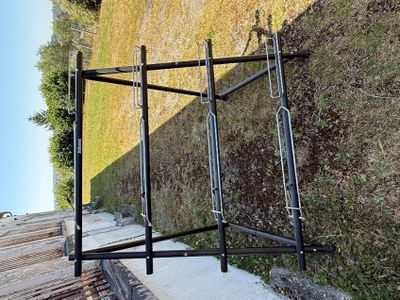 un cadre métallique posé au sol près d'un mur
