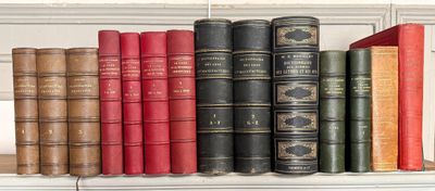 de nombreux livres anciens alignés sur une étagère