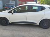 une petite voiture blanche garée sur le bord de la route