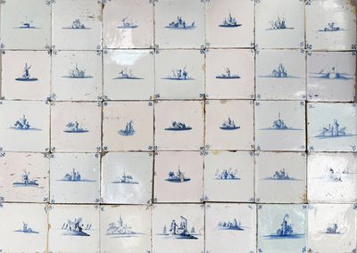 une photo d'un carrelage orné de motifs bleus et blancs