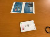 une table sur laquelle se trouvent une paire de ciseaux et un livre