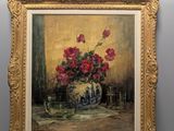 tableau représentant un vase avec des fleurs rouges posé sur une table, dans un cadre doré