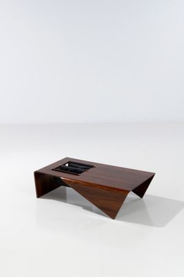 une photo d'une table basse en bois sur laquelle est posé un verre