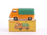 un camion jouet posé sur une boîte
