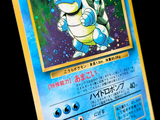 gros plan d'une carte pokemon sur fond noir
