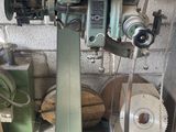 une machine posée sur une table dans une pièce