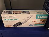 emballage d'un aspirateur Dustbuster Black & Decker posé sur un comptoir bleu