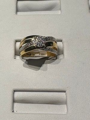 trois bagues sont exposées dans une vitrine posée sur une surface blanche