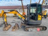 une petite excavatrice garée sur un parking