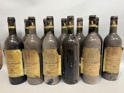 plusieurs bouteilles de vin sont alignées sur une table