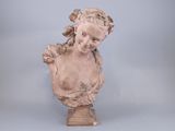 statue d'une femme avec un oiseau sur l'épaule