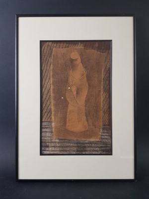 photo encadrée d'une femme en robe marron, dans un cadre noir