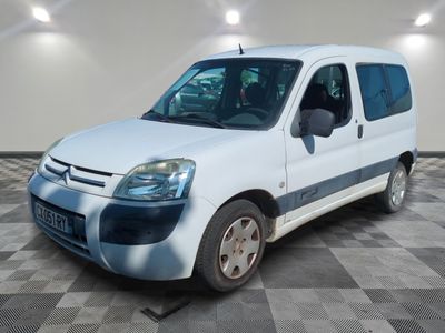 la photo d'une petite camionnette blanche garée dans une pièce