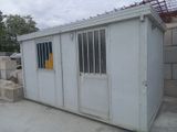 un petit bâtiment blanc doté d'une fenêtre