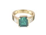 une image représentant une bague sertie d'une pierre verte