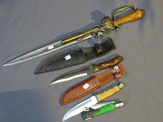 Un lot composé de : Une réplique décorative de pistolet sabre. Un...
