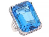 une bague en topaze bleue et diamants