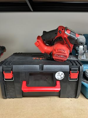 une boîte à outils rouge et noire contenant des outils