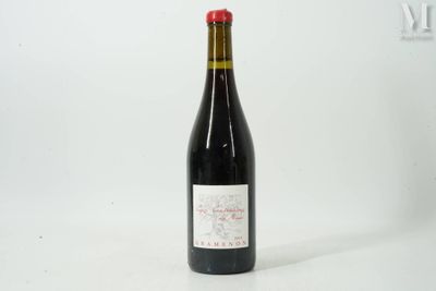 une bouteille de vin posée sur une table