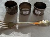 trois tasses et une fourchette posées sur une table