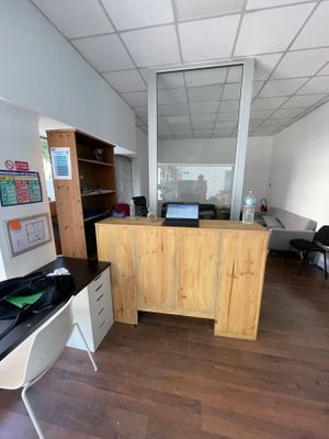 un bureau sur lequel se trouve un ordinateur portable, dans une pièce