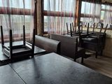 des tables et des chaises dans un restaurant avec vue sur l'océan