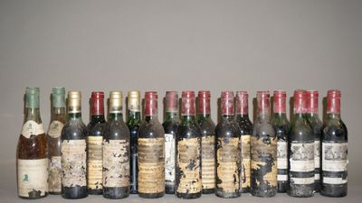 plusieurs bouteilles de vin sont alignées sur une table