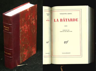 deux livres posés côte à côte sur une table