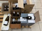 de nombreuses caisses de vin posées par terre dans un magasin