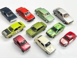 plusieurs petites voitures sont alignées sur une surface blanche