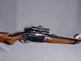 un pistolet jouet posé sur une table à côté d'un chapeau