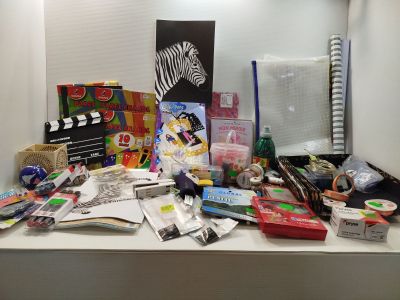 un bureau sur lequel se trouvent de nombreuses fournitures scolaires