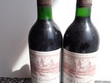 deux bouteilles de vin rouge posées sur une table