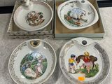 trois assiettes en porcelaine dans une boîte posée sur une table