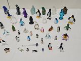 un grand nombre de figurines sur une table