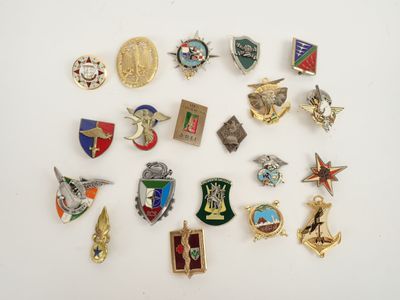 plusieurs types de badges sont disposés sur une surface blanche
