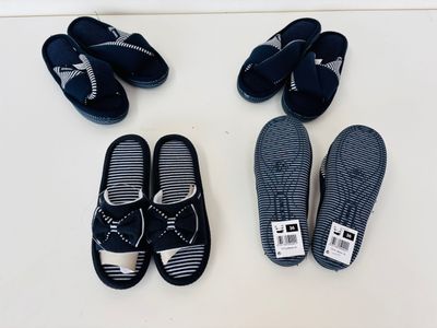 trois paires de chaussons et une paire de chaussons sont disposées sur une table