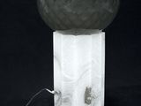 une lampe surmontée d'une boule en verre