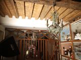 un lustre suspendu au plafond d'une pièce