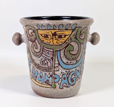 un vase avec un motif sur une surface blanche