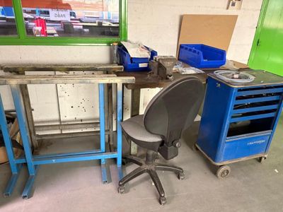 un bureau avec une chaise et un établi dans un garage