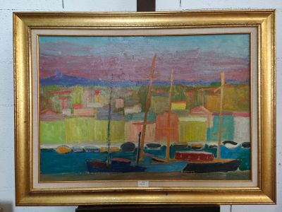 un tableau représentant des bateaux dans un port, avec une ville en arrière-plan